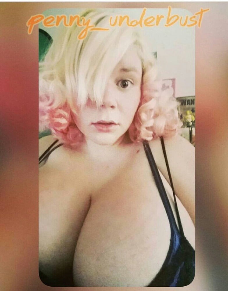 Sexy massive Titten Cosplay Mädchen Penny Unterbrust
 #105697779