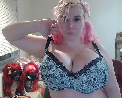 Sexy massive Titten Cosplay Mädchen Penny Unterbrust
 #105697782