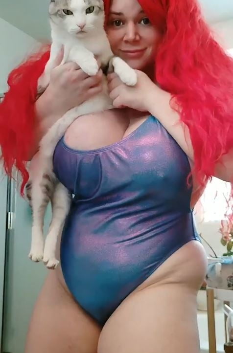Sexy massive Titten Cosplay Mädchen Penny Unterbrust
 #105697829