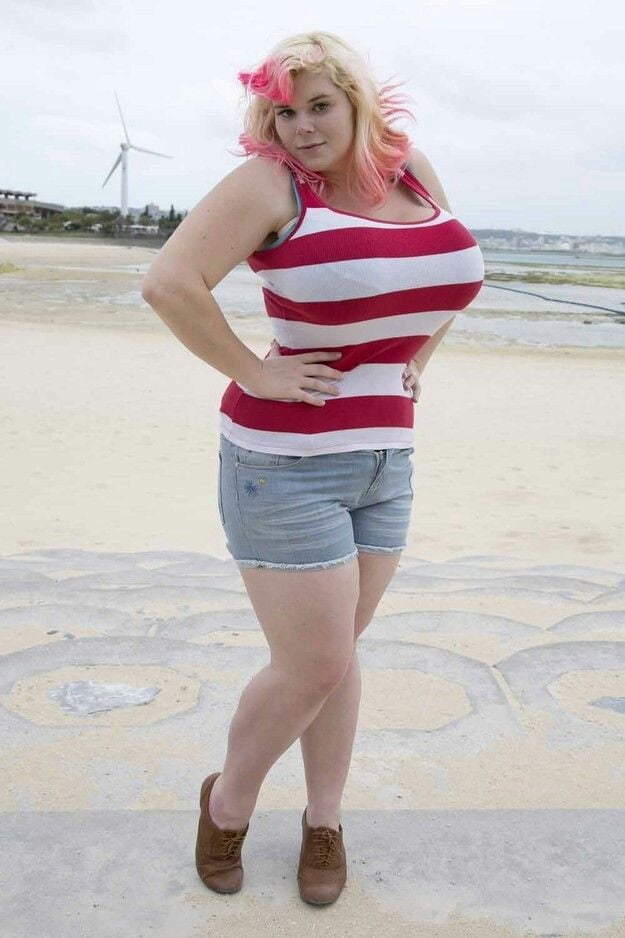 Sexy massive Titten Cosplay Mädchen Penny Unterbrust
 #105697957