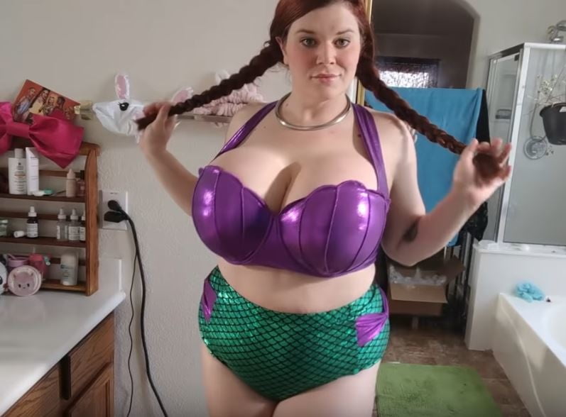 Sexy massive Titten Cosplay Mädchen Penny Unterbrust
 #105697990
