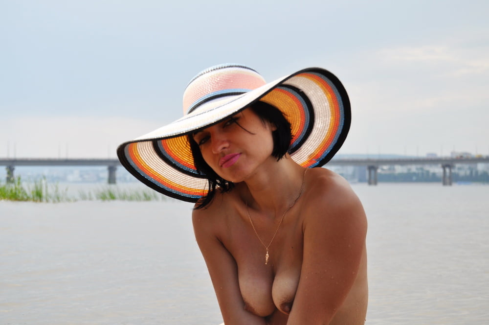 Sexwife Marisha nackt am Strand
 #90359413