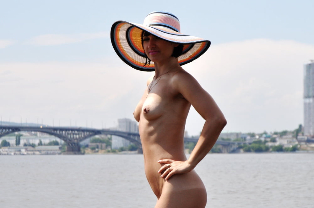 Sexwife Marisha nackt am Strand
 #90359443