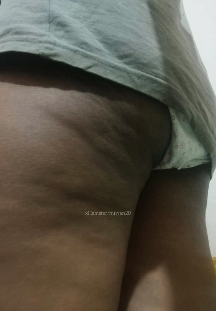 Caméra d'un jeune homme mûr et potelé exposé - sri lankais
 #102684623
