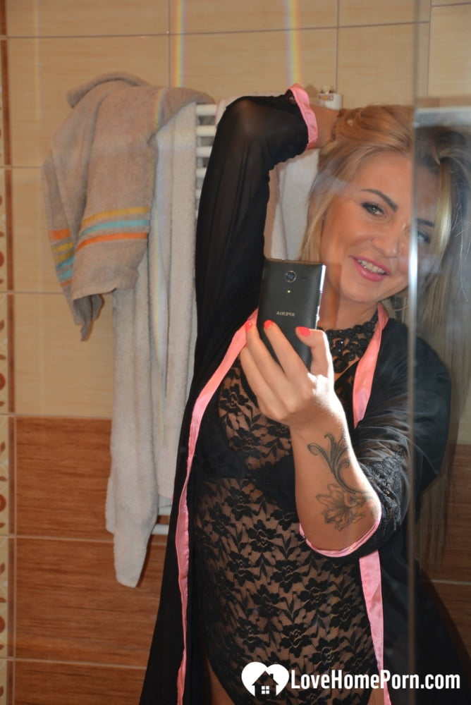 La bionda perfetta è la regina del selfie teasing
 #106624963