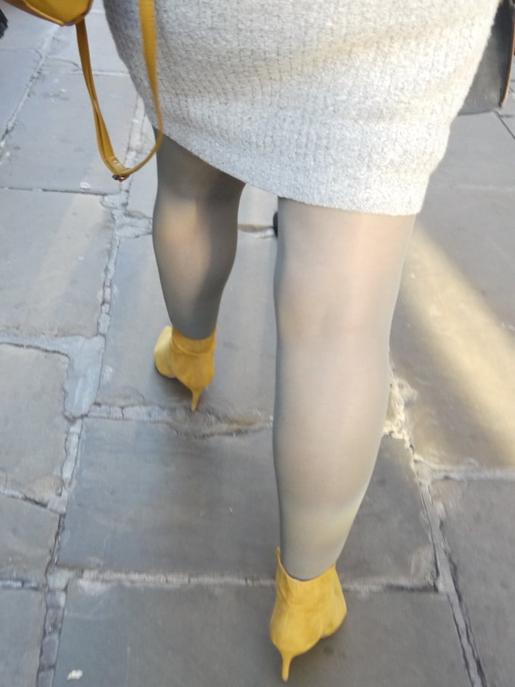 Sexy Reife unterwegs in Strumpfhosen und Fersen
 #89231635