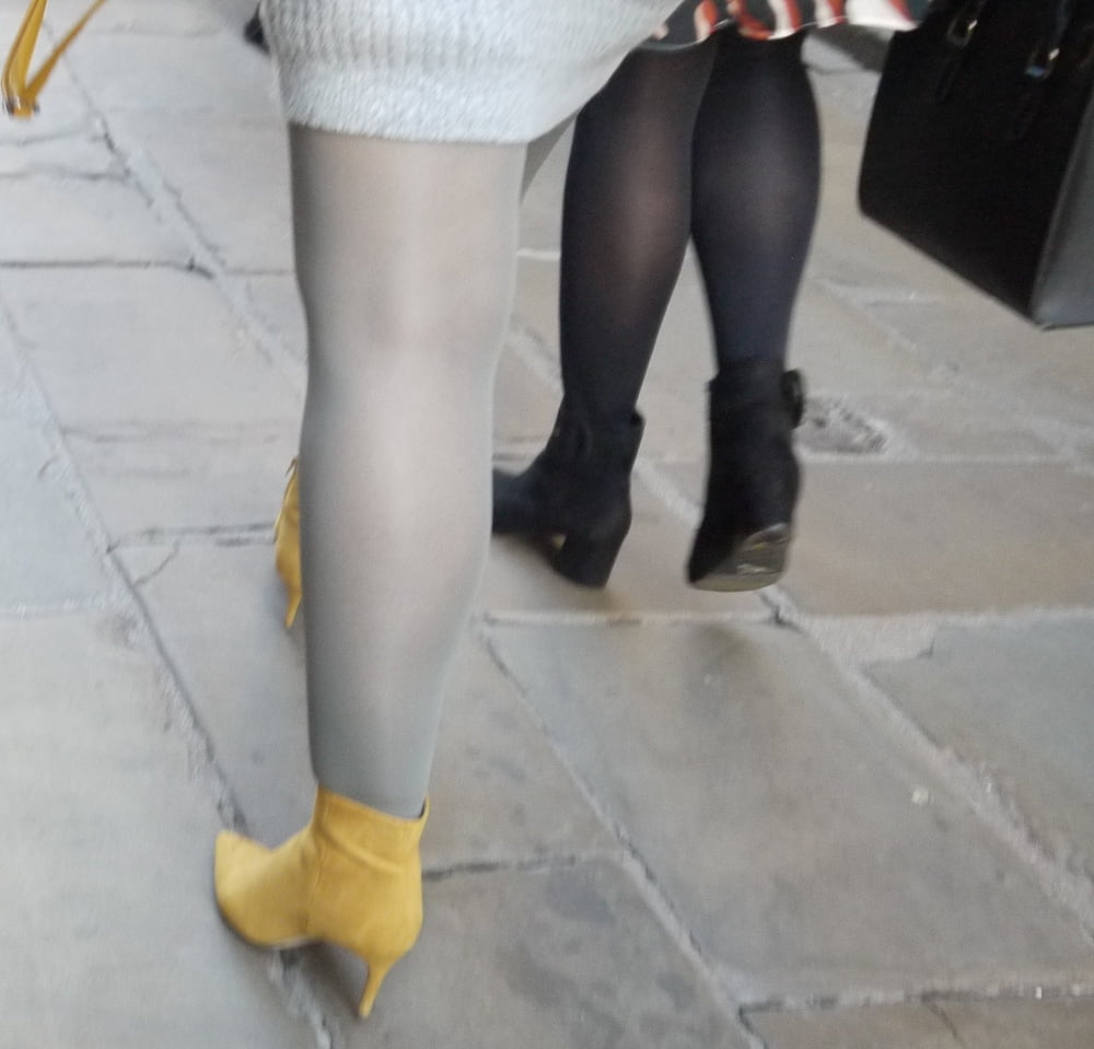 Madura sexy saliendo en medias y tacones
 #89231652