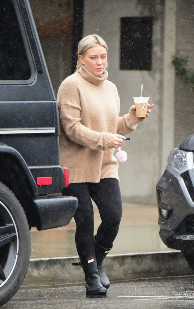 Hillary duff yoga pants
 #97572507