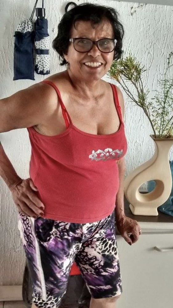 Oma gekleidet 16
 #98121840