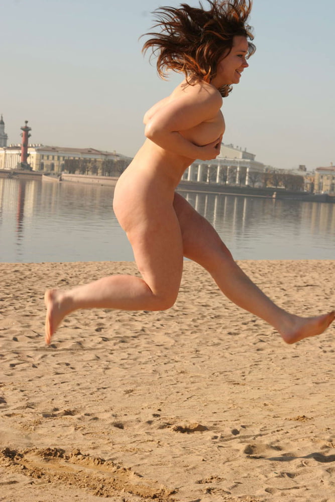 ビーチで裸でポーズをとる大きな美しい女の子Irisina
 #102224932