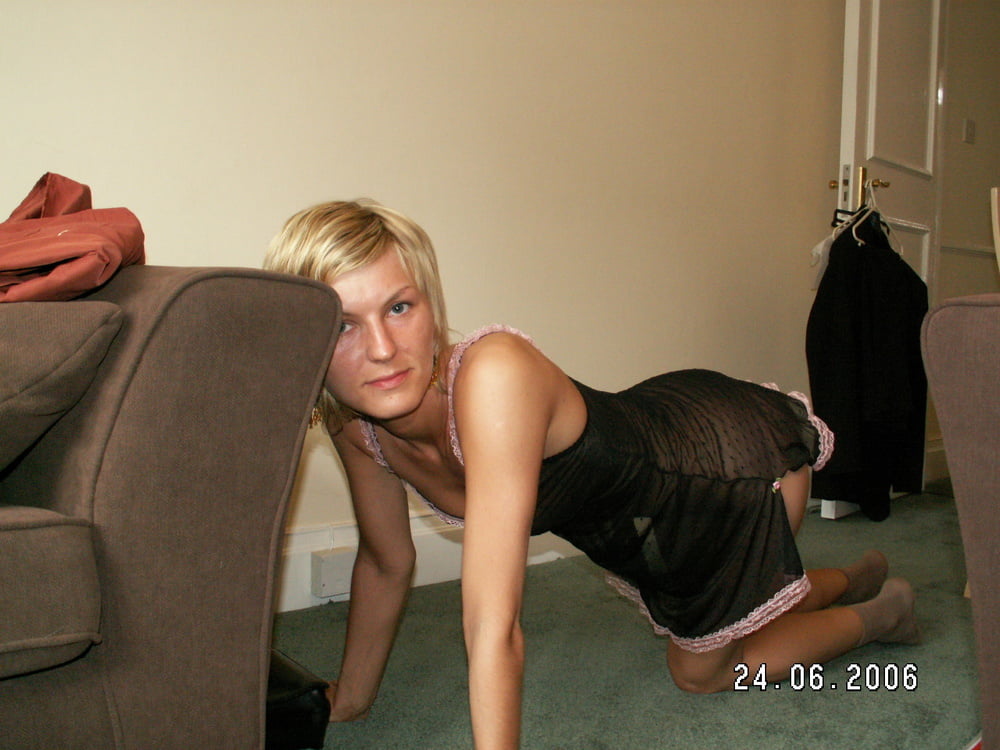 Une blonde aux cheveux courts #103315602