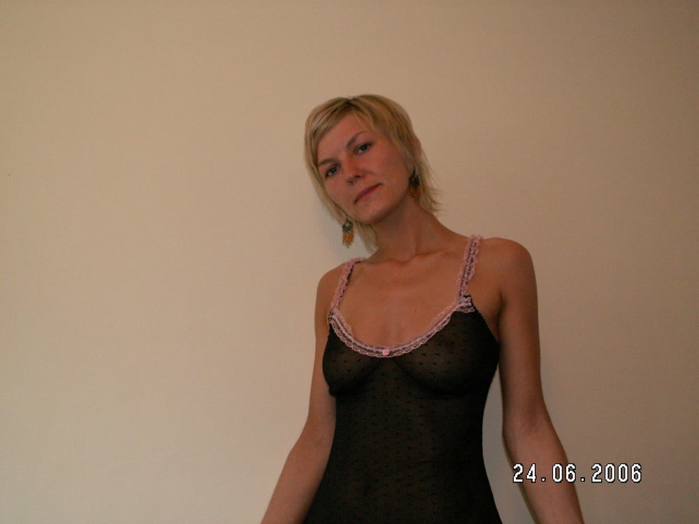 Une blonde aux cheveux courts #103315605