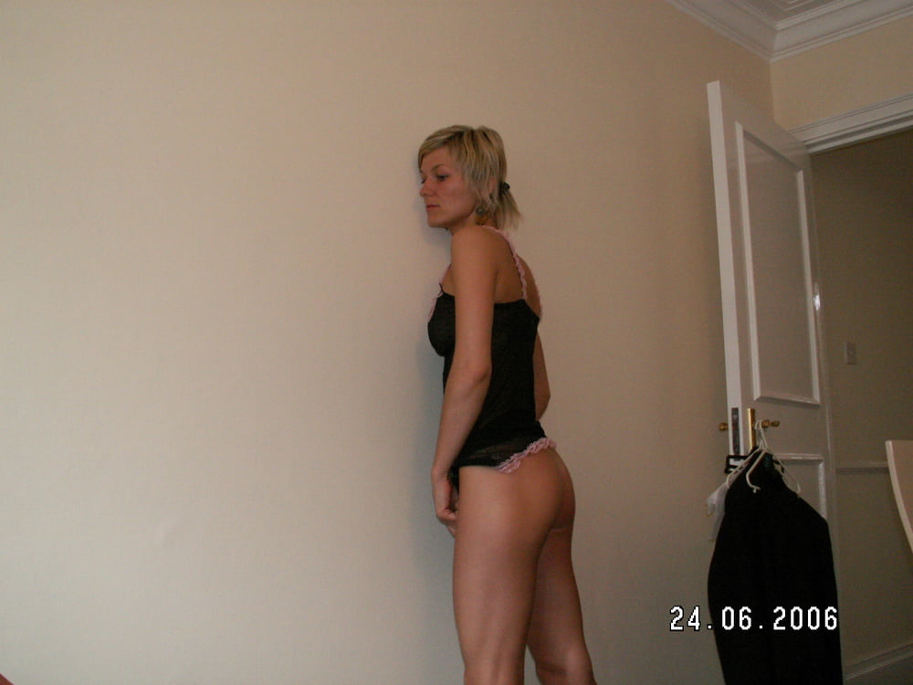 Une blonde aux cheveux courts #103315608