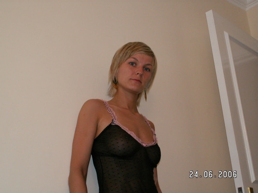Une blonde aux cheveux courts #103315611
