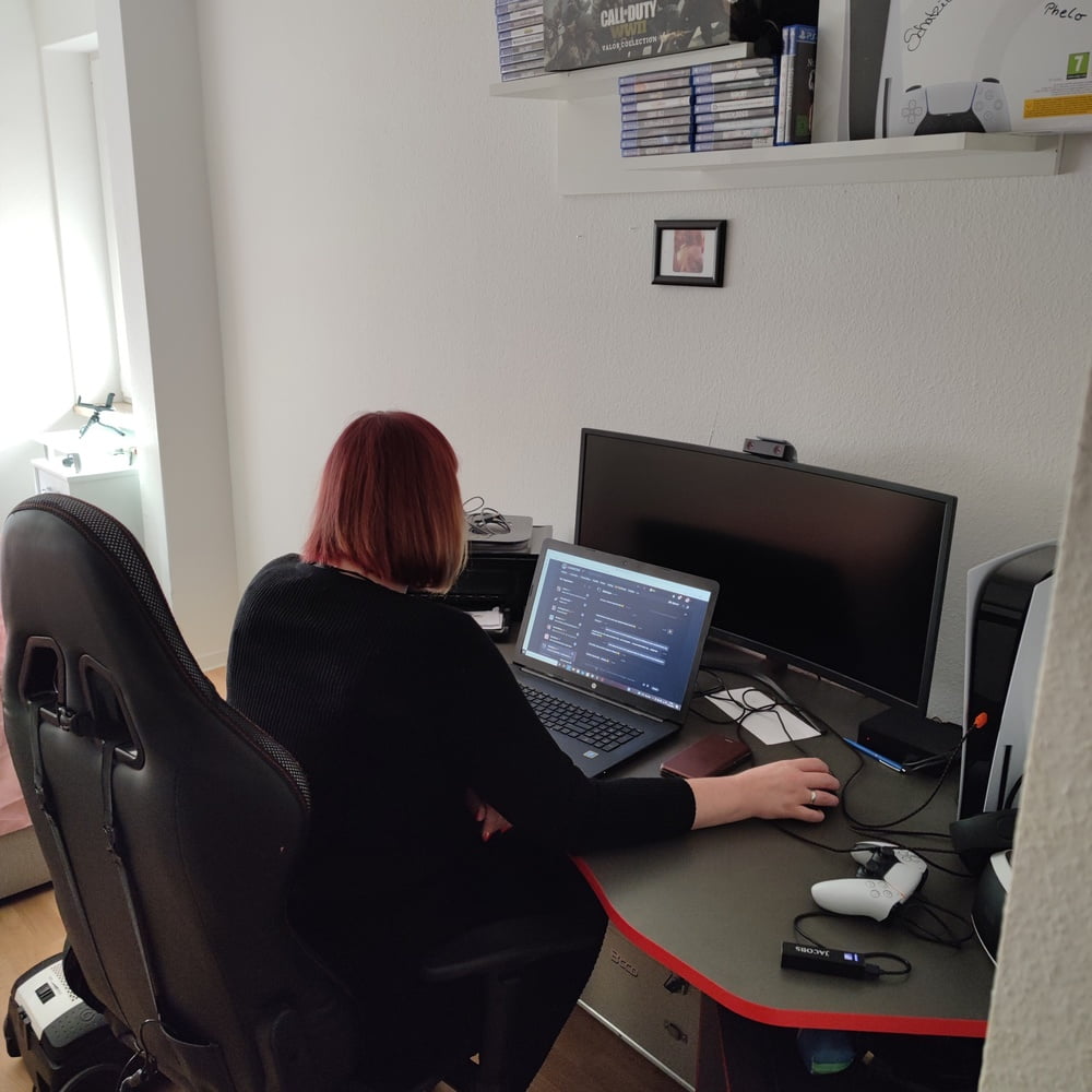 Frauelein_Kurivg mal Angezogen #106559656