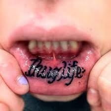 Tatuaje de labios.
 #91696402