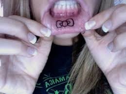 Tatuaje de labios.
 #91696572