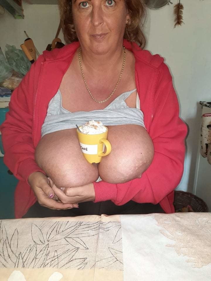 Budapesti bevalalos ringyo hatalmas nagy csocseit imadja
 #80609289