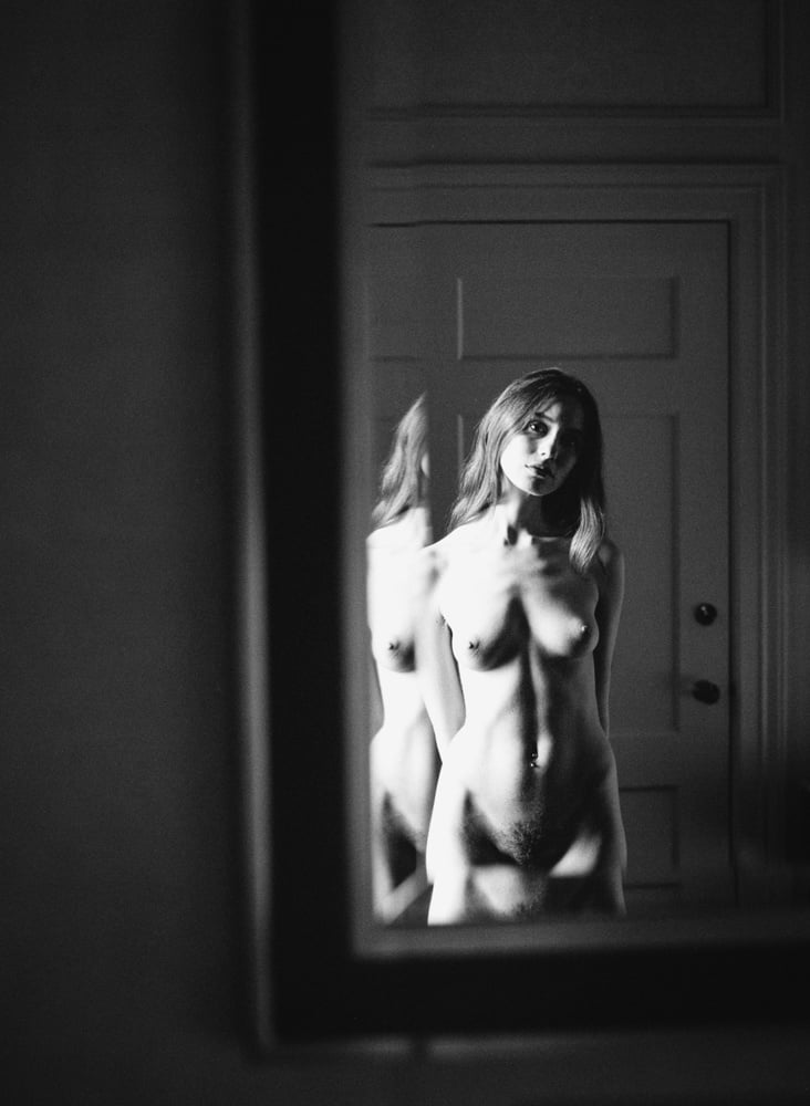 Mujeres desnudas en blanco y negro
 #105830518