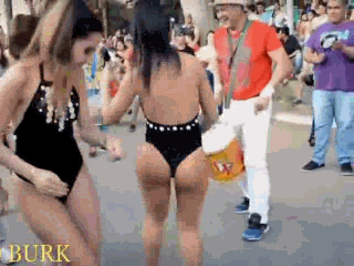 Esbeltas gimnastas desnudas
 #102409114
