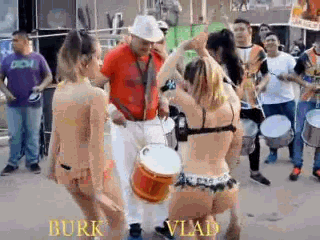 Esbeltas gimnastas desnudas
 #102409128