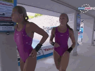 Esbeltas gimnastas desnudas
 #102409151