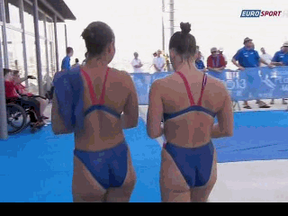 Esbeltas gimnastas desnudas
 #102409164