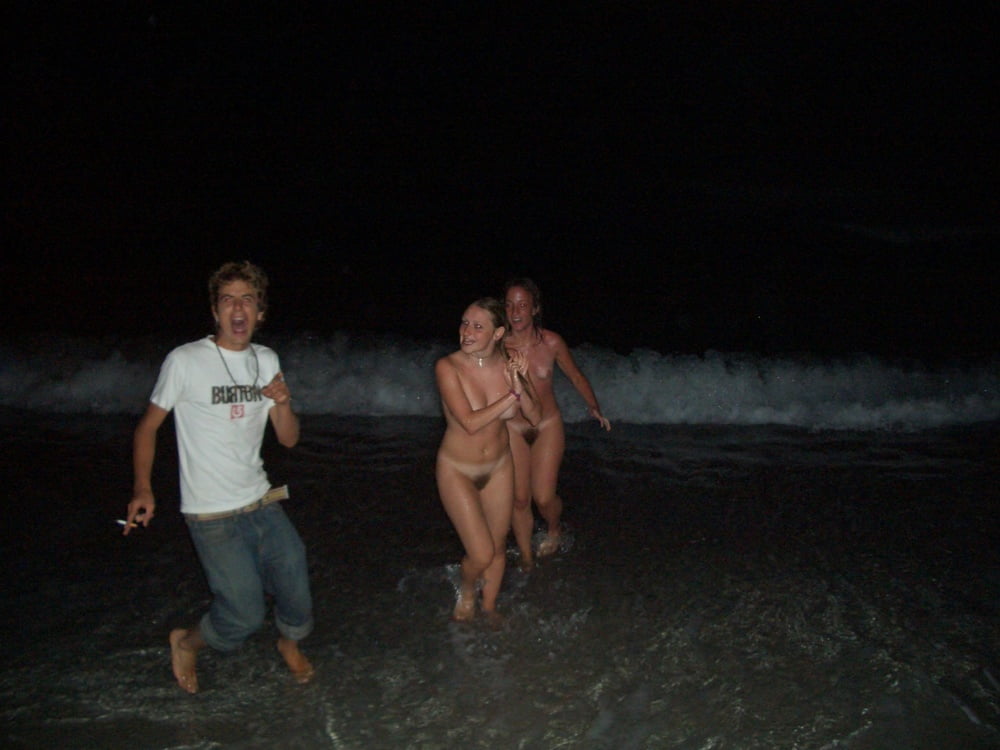 Nackte Mädchen am Strand - 3
 #90233796