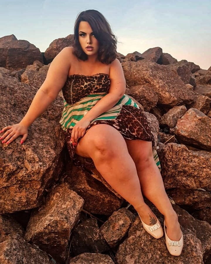 ミニの太ももが丸見え 1502
 #92428547