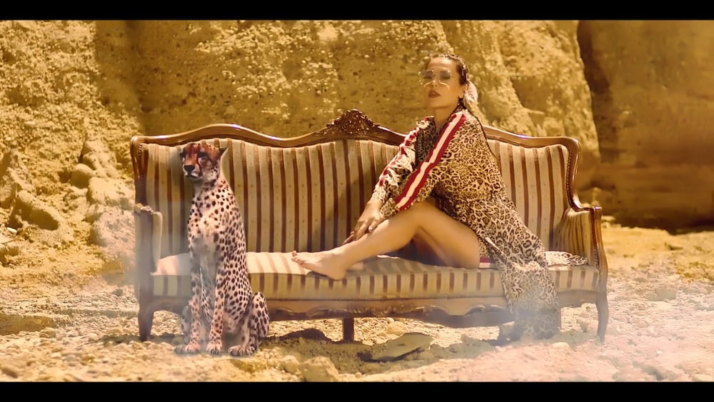 Demet Akalin - Esiyor (2019) #89182181