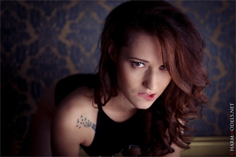 Mina beliebtes Teenager-Model posiert im Glamour-Fotoset
 #81948712