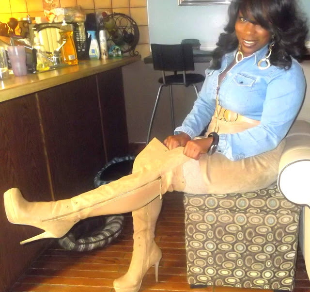 Diosa de ébano con botas no.2
 #103231990