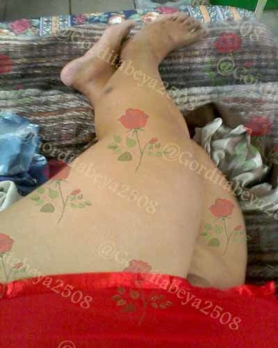 Grosses jambes en lingerie
 #97832219