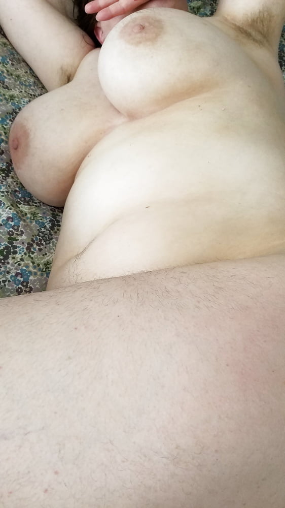 Tetas enormes madura bbw muestra su coño y culo peludo y afeitado
 #94789484