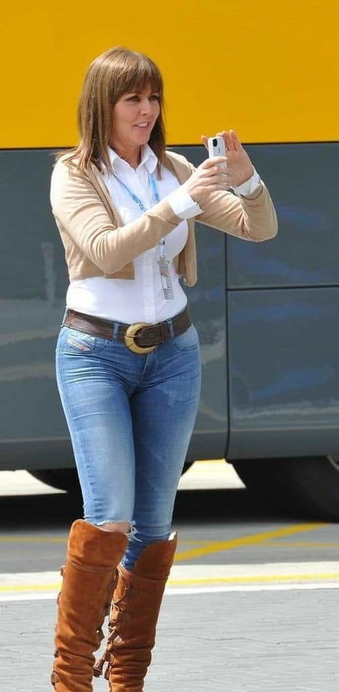 Carol Vorderman : une milf en jeans avec un cul serré pour se branler.
 #81961660