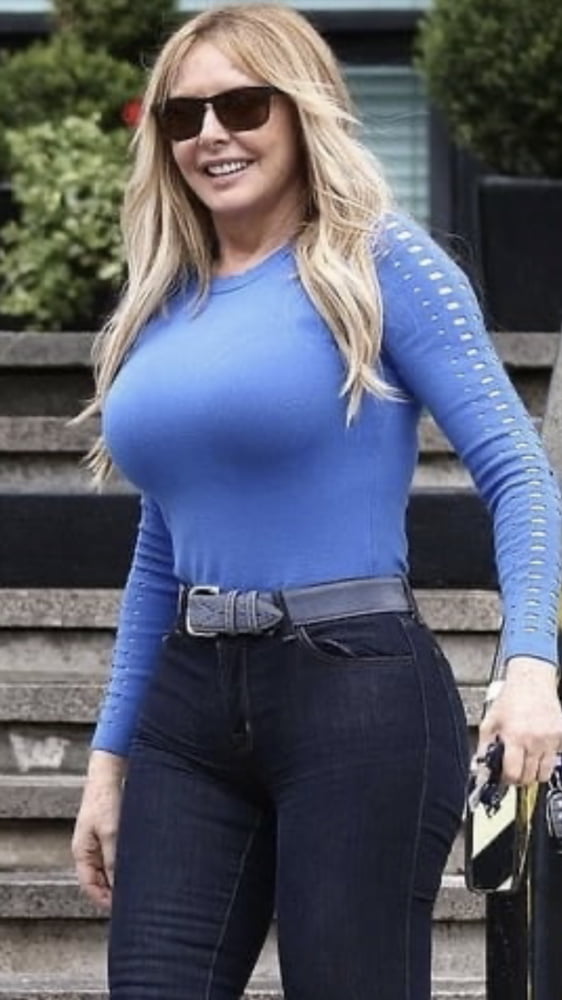 Carol Vorderman : une milf en jeans avec un cul serré pour se branler.
 #81961675