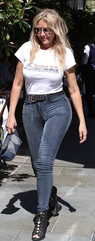 Carol Vorderman : une milf en jeans avec un cul serré pour se branler.
 #81961897