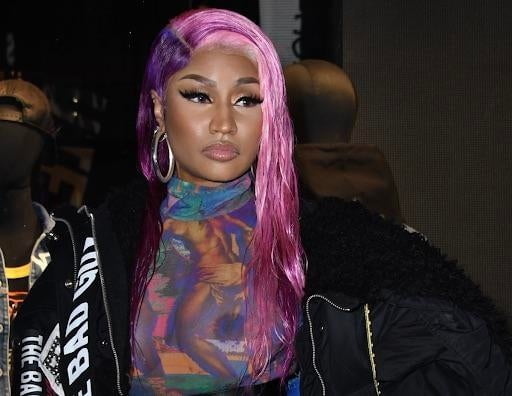 Ella tiene un carro
 #88799102