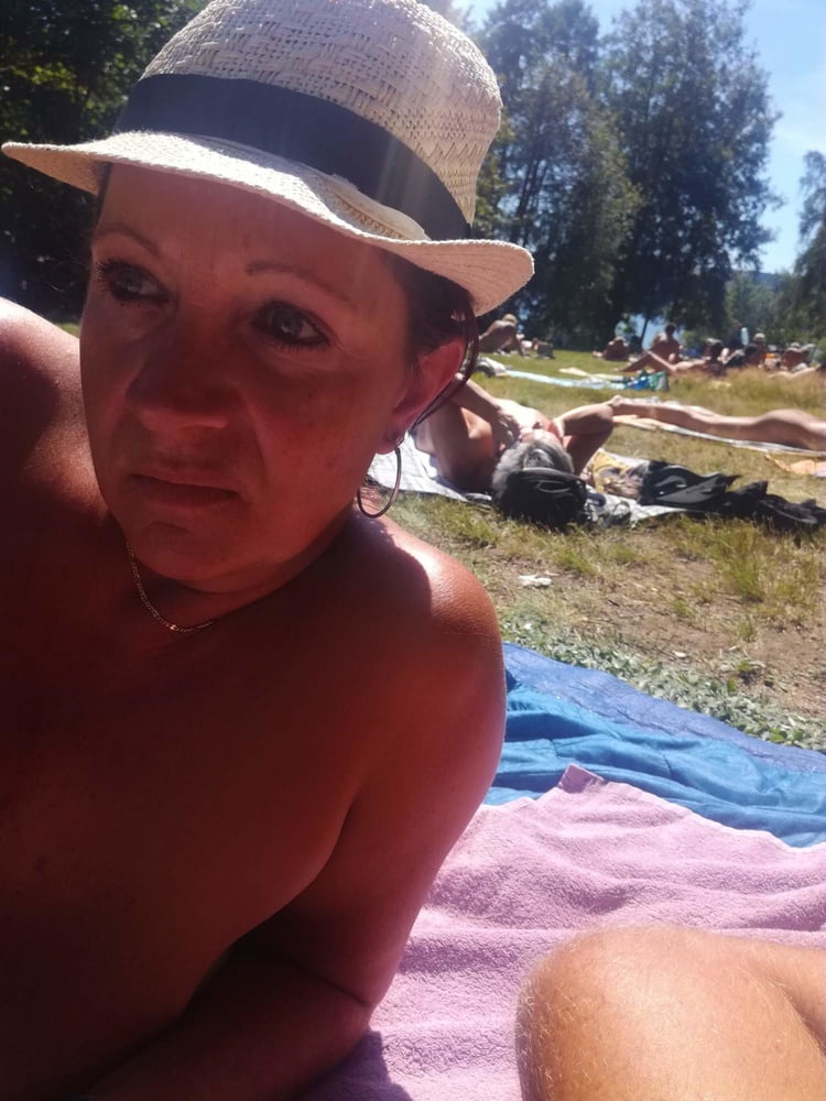 Milf esibizionista ama essere nuda in pubblico
 #88237202