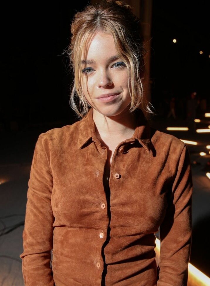 Milly Alcock nackt #108808864