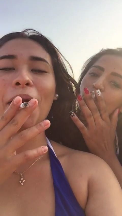 Fumando kelly cuesta en la playa con lez gf
 #103943189