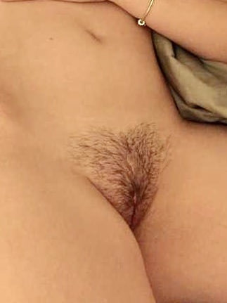 Sexy kurvige Milf zeigt große Titten und breite Hüften haarige Fotze
 #96152038