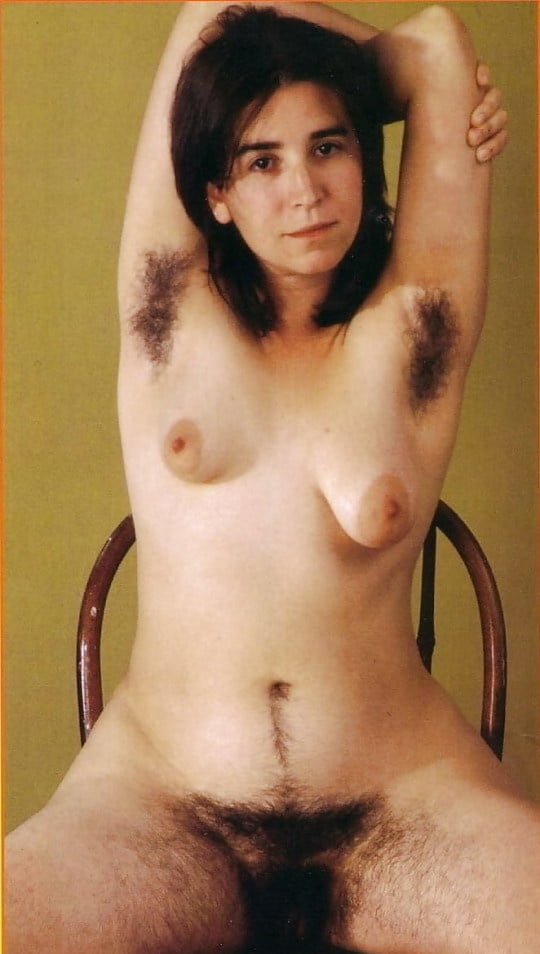 Behaarte Damen mit Schatzspuren
 #89299547