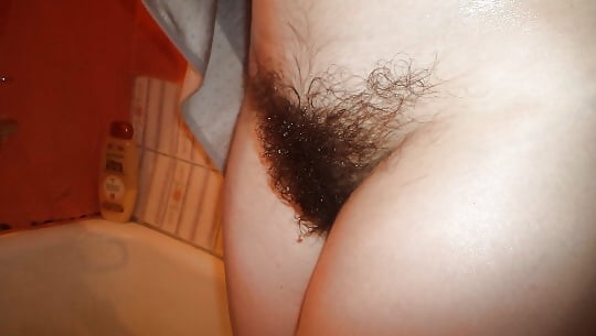 Behaarte Damen mit Schatzspuren
 #89299571