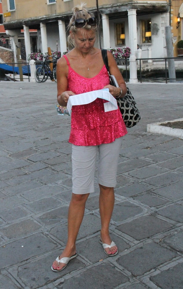 Milf con grandi gambe e piedi
 #79955887