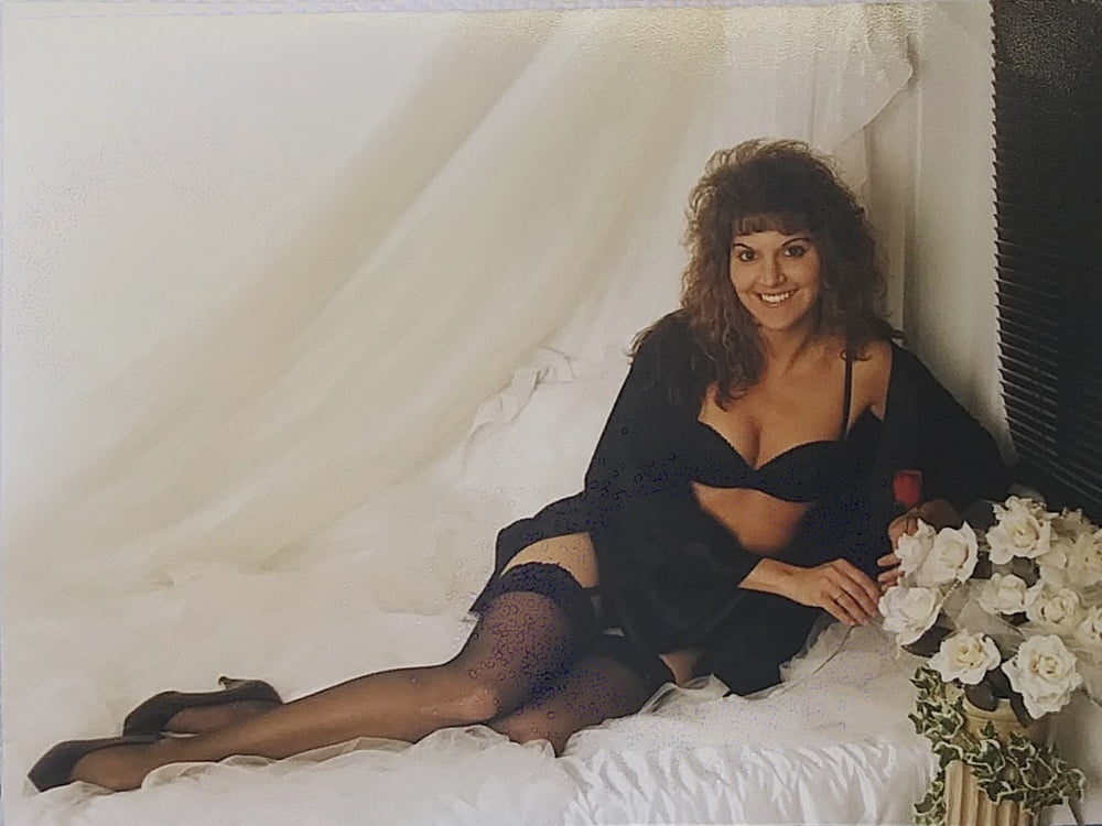Donna sexy in lingerie nera e calze
 #81013941