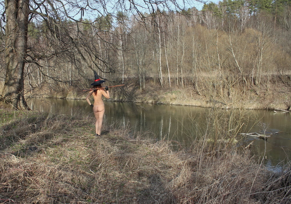 Bruja desnuda en la naturaleza
 #100858963