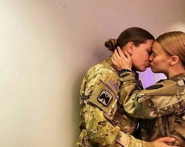 Militärische lesbische Liebe
 #100406183