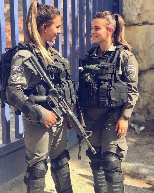 Militärische lesbische Liebe
 #100406189