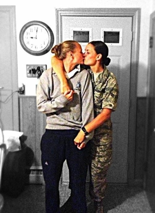 Militärische lesbische Liebe
 #100406199